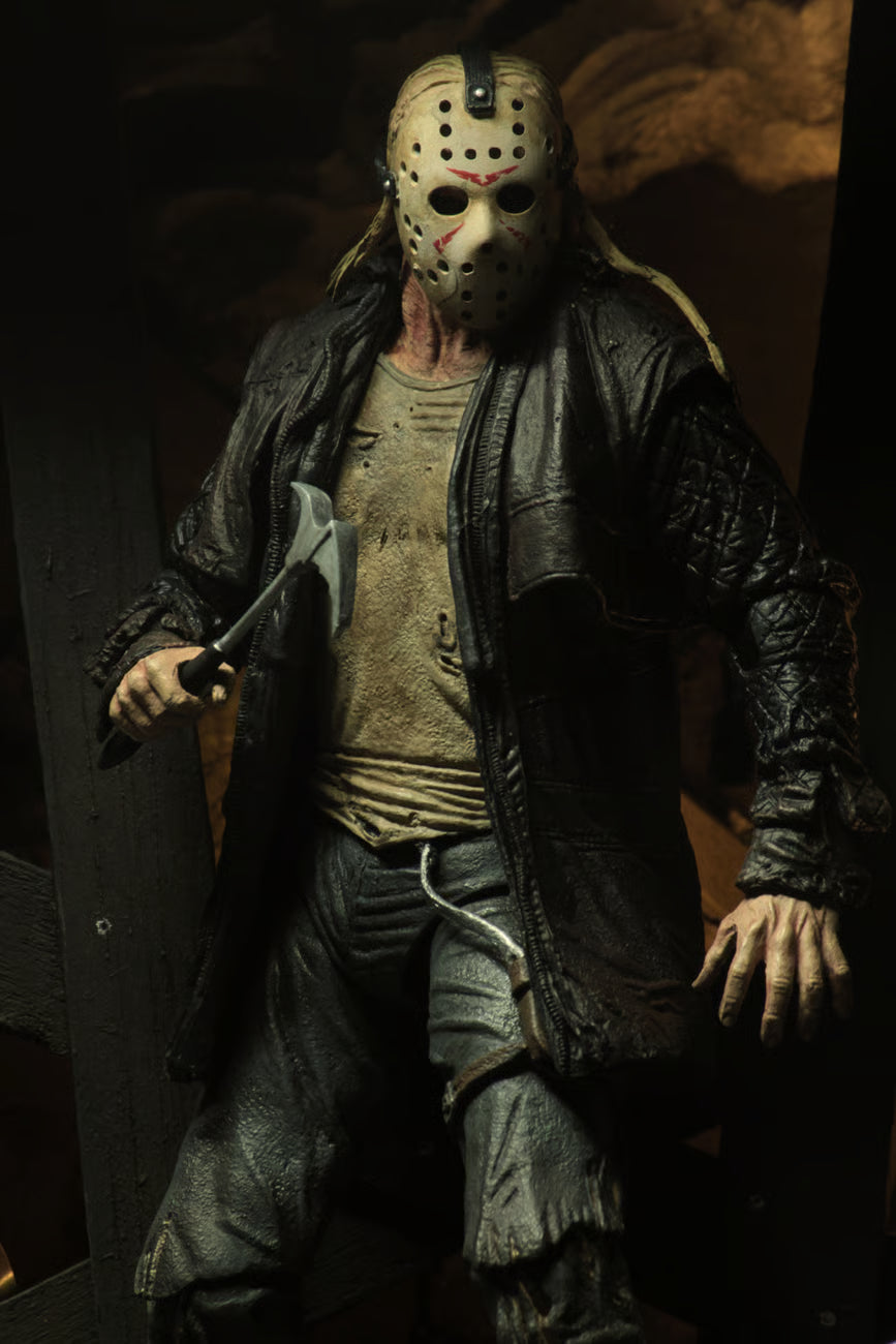 مجسم شخصية جيسون فورهيس من فيلم يوم الجمعة الثالث عشر (2009) من NECA
